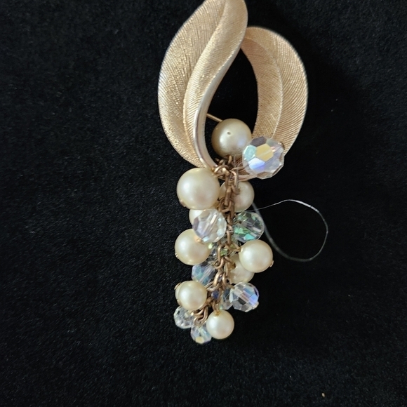 Source Unknown Jewelry - Elegant Gold and Pearl Brooch